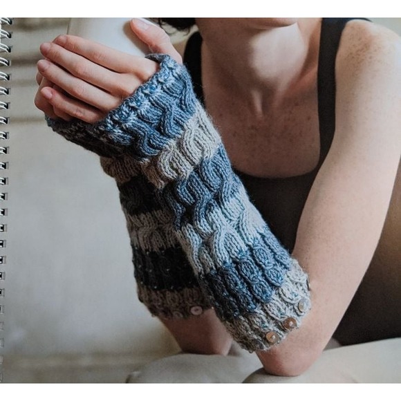 25 Beaded Knits Pattern Book - Picture 4 of 7